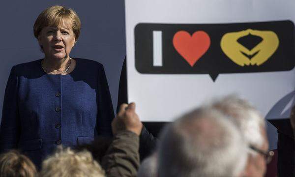 Und genau diese Entwicklungen sind es, die Merkel 2017 dazu bewegen, ein viertes Mal als Kanzlerin anzutreten. Freilich nach langem Zögern: Vor mehr als 20 Jahren hatte sie der Fotografin Herlinde Koelbl gesagt, sie wünsche sich, nicht als "halbtotes Wrack" aus der Politik auszusteigen.