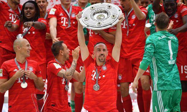 Franck RIBERY Bayern Muenchen mit Meisterschale Schale li Arjen ROBBEN Bayern Muenchen Jubel