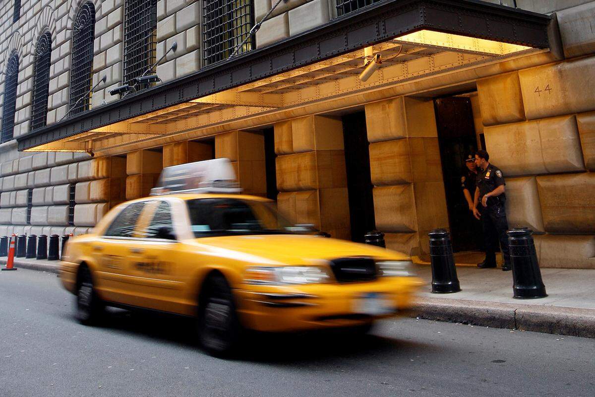 Wer glaubt, eine Fahrt mit den berühmten gelben Taxi in New York sei teuer, sollte erst einmal versuchen, eine Lizenz zu kaufen: 2011 wechselten für jeweils eine Million Dollar zwei Taxi-Lizenzen den Besitzer, wie die "New York Times" damals berichtete. Im Jahr 1937 gingen die ersten Plaketten um gerade einmal zehn Dollar (heute rund 157 Dollar) über den Tisch. Und jährlich steigen die Preise für die Genehmigungen weiter um bis zu acht Prozent.