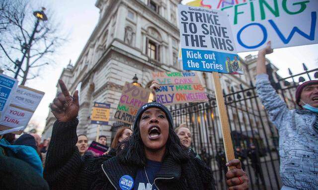 December 20, 2022, London, England, United Kingdom: NhS staff march to Downing Street on the second day of nurses strik