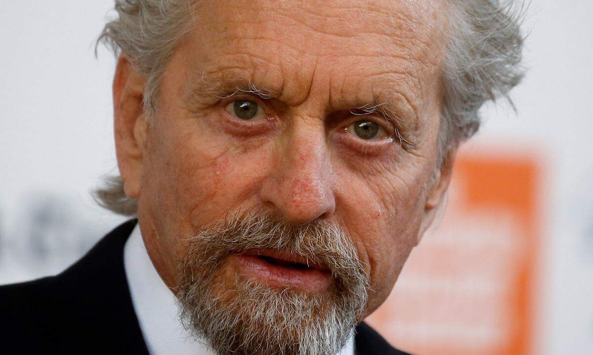 Auch Zeta-Jones Ehemann, Michael Douglas, hat eine schwere Zeit hinter sich. Der Schauspieler hat den Kampf gegen seinen Kehlkopfkrebs laut eigener Aussage im Jahr 2012 gewonnen. "Der Tumor ist weg", sagte der Schauspieler in einem Interview für die "Today"-Show. "Ich fühle mich gut, geheilt", so der 71-Jährige.