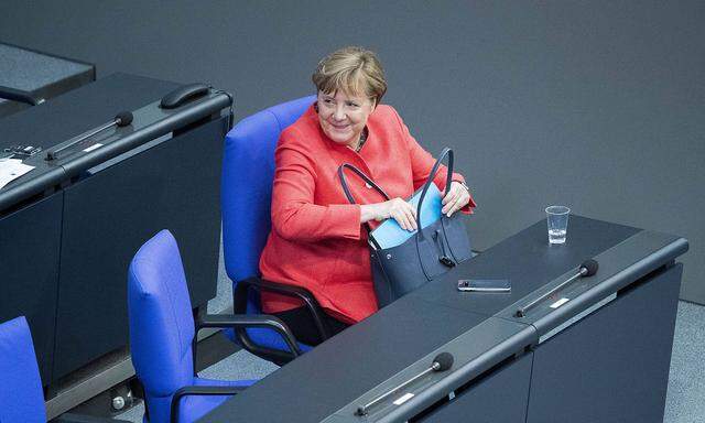 Angela Merkel bei der Befragung der Bundesregierung bei der 169. Sitzung des Deutschen Bundestagim Reichstagsgebäde am 1.7. 