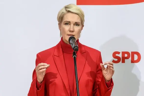 Ganz in Rot: Manuela Schwesig im Willy-Brandt-Haus.