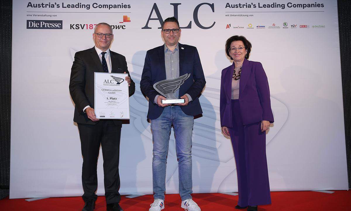 Auszeichnung 1. Platz Kategorie National Kleinbetriebe für die Gekko it-solutions GmbH (v.l.):KSV1870-information-Geschäftsführer Gerhard Wagner mit Preisträger und Gekko-Marketingleiter Christian Butta sowie WK Wien-Vizepräsidentin Margarete Kriz-Zwittkovits.