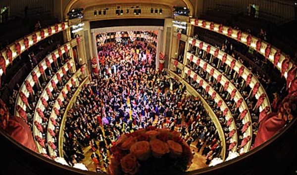 Gefeiert wurde bis in die Morgenstunden. Im kommenden Jahr darf Holenders Nachfolger, der designierte Direktor Dominique Meyer, sein Geschick mit dem "Ball der Bälle" unter Beweis stellen.Mehr Bilder zum Opernball.