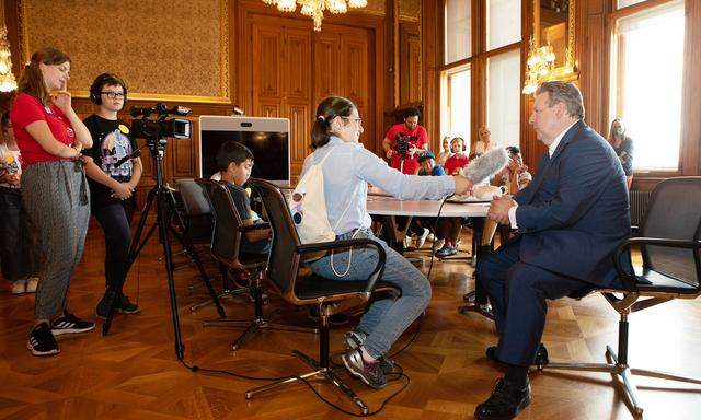 Michael Ludwig, hier bei der Aktion „Rein ins Rathaus“, muss sich derzeit ungewöhnlich viele kritische Fragen stellen lassen. 