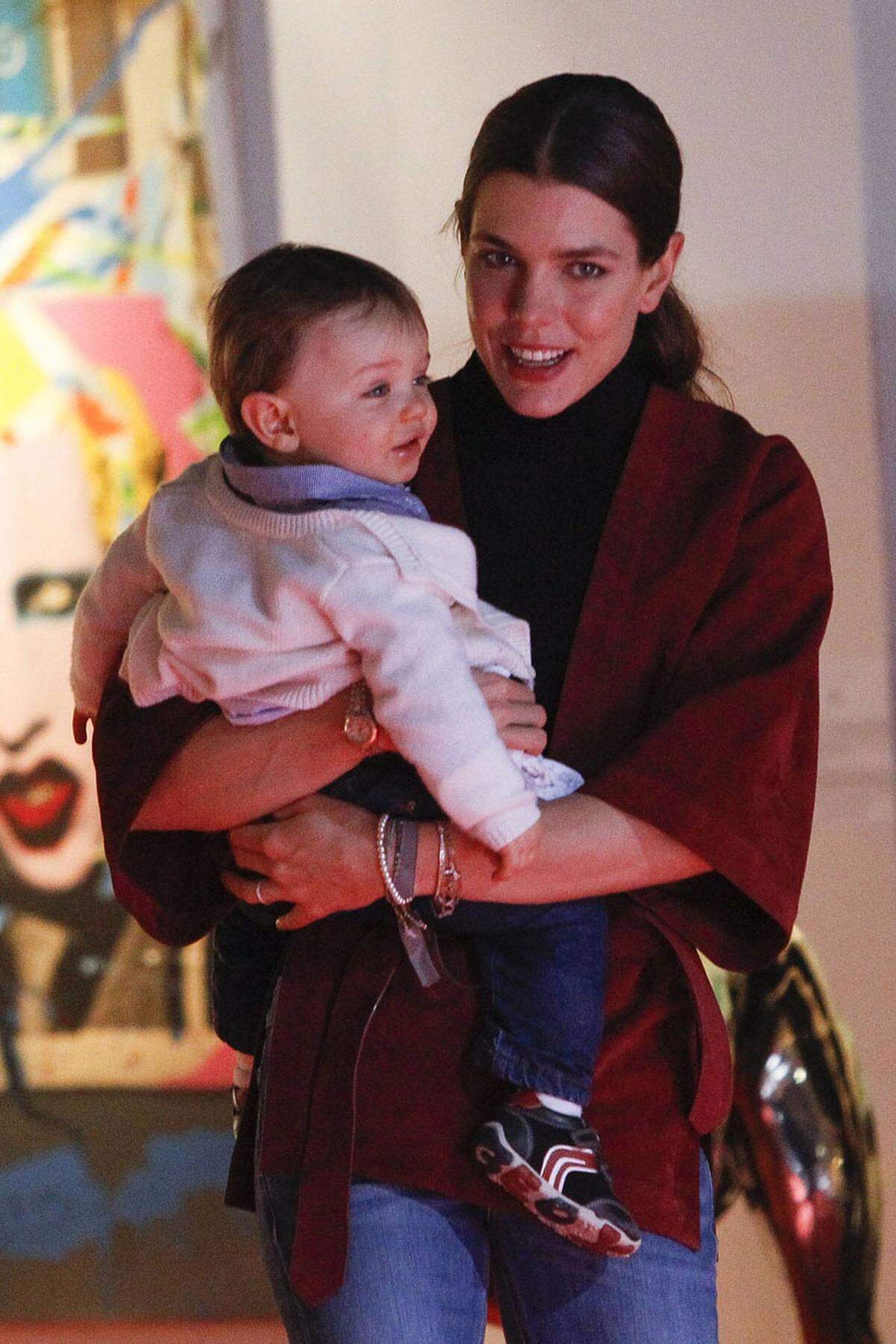 Das Fürstentum Monaco freute sich bereits vor einiger Zeit über den neuen Nachwuchs: Charlotte Casiraghi, die älteste Tochter von Prinzessin Caroline von Monaco, brachte damals am 17. Dezember 2013 Sohn Raphaël zur Welt.