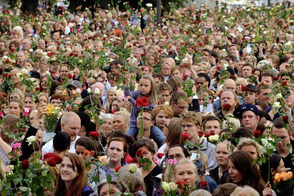 Es gibt zahlreiche Gedenkveranstaltungen, wie etwa "Blumenzüge" für die Opfer. "Heute sind unsere Straßen mit Liebe gefüllt", ruft Kronprinz Haakon mehrmals in die Menge.