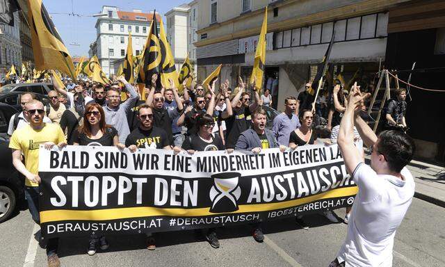 Archivbild: Identitäre bei einem Aufmarsch in Wien im Juni 2015