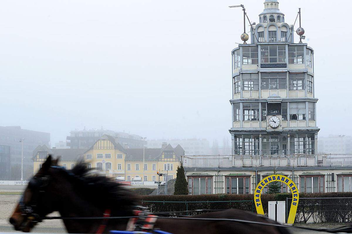 Weite Teile der Trabrennbahn, darunter der Richterturm (Bild) stehen unter Denkmalschutz. Die Baupläne müssen daher mit dem Bundesdenkmalamt abgestimmt werden.