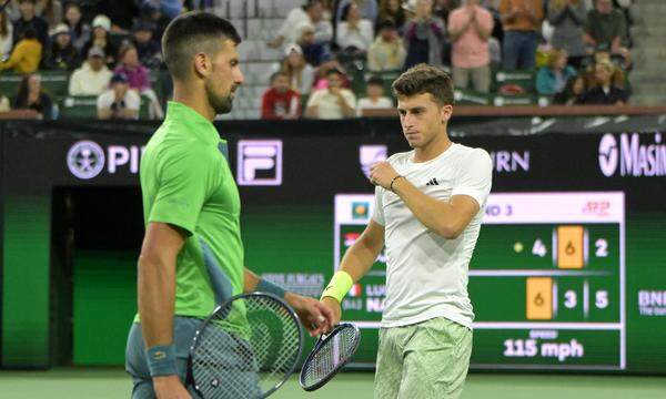 Topfavorit Novak Djokovic (l.) verlor gegen die Nummer 123, Luca Nardi.