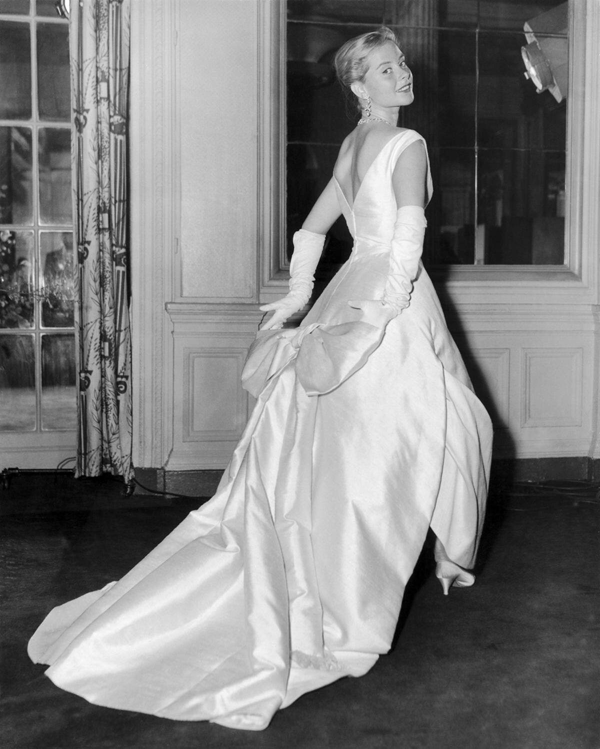 Haute Couture ist eine Alltagskunst. Dieser Meinung war nicht nur Christian Dior, sondern auch seine Nachfolger. Im Christian-Dior Museum in Granville sind Kleider und Accessoires von Frauen ausgestellt, die Dior-Couture von 1947 bis 2016 getragen haben. Genevière Page trägt ein Kleid von Christian Dior im Zuge des French Film Festivals in London 1957.