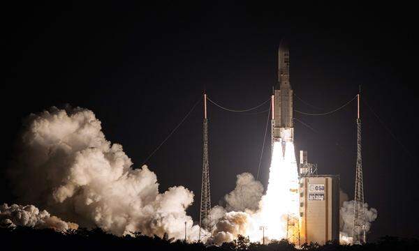 Die europäische Schwerlast-Rakete Ariane-5 hebt am 5. Juli 2023 vom ESA-Zentrum in Kourou, Französisch-Guyana, ab.