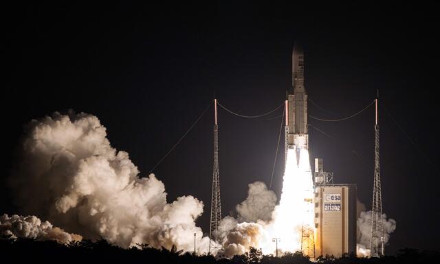 Die europäische Schwerlast-Rakete Ariane-5 hebt am 5. Juli 2023 vom ESA-Zentrum in Kourou, Französisch-Guyana, ab.
