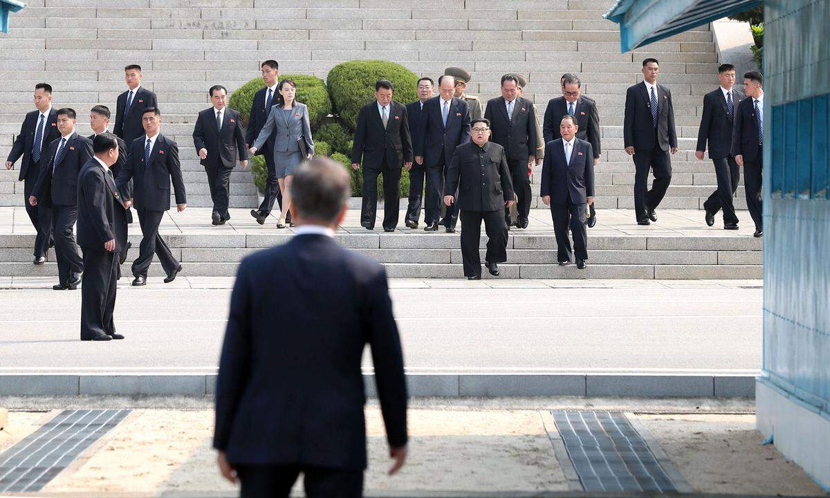 Es ist ein historisches Treffen: Als erster nordkoreanischer Staatschef seit dem Ende des Korea-Krieges (1950-53) hat Nordkoreas Machthaber Kim Jong-un am Freitag im Grenzort Panmunjom die südkoranische Grenze überquert.