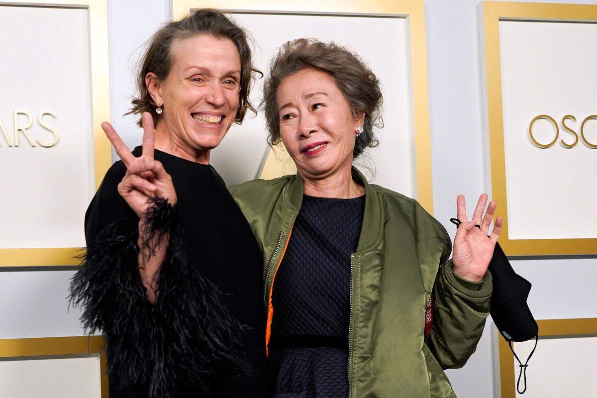 Frances McDormand (links neben der Regisseurin Chloé Zhao am Abend der Verleihung) wurden in diesem Jahr nicht allzu viele Chancen auf den Oscar zugeschrieben, denn erst 2018 hatte sie ihren zweiten Oscar bekommen. Doch die 63-Jährige bekam die Auszeichnung auch 2021. 