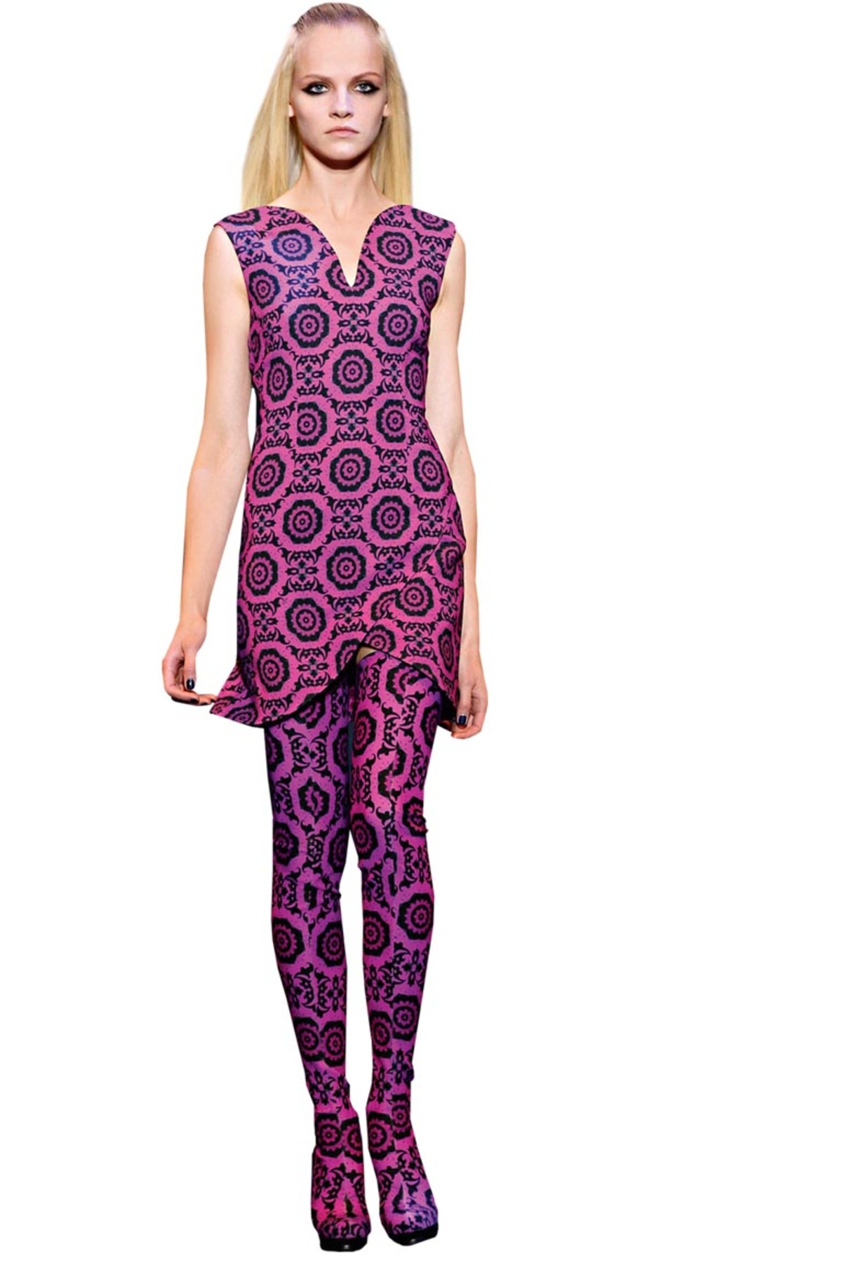 Am „swingenden“ London nahm derweil Christopher Kane unter der Ägide von Donatella Versace bei Versus Anleihen, das Ergebnis konnte sich sehen lassen. Gewohnt facettenreich war auch die Kollektion von Miuccia Prada, wie immer einer der Höhepunkte in Mailand, die sich deutlich optimistischer gab als Frida Giannini bei Gucci, wo gleich viel düstere wie glamouröse Modelle defilierten.