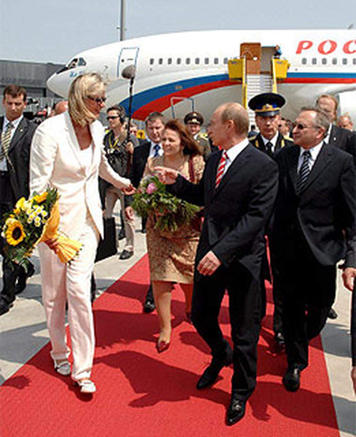 Wladimir Putin zu Besuch in Wien: Bei prächtigem Wetter absolvierte der russische Präsident sein dicht gedrängtes Programm. Trotzdem versäumte er nicht, Außenministerin Ursula Plassnik mit Blumen zum Geburtstag zu gratulieren.