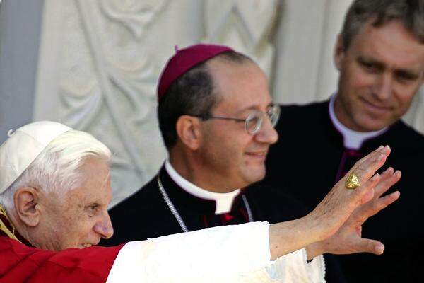 Synodensekretär Bruno Forte (Bildmitte)Die Synode über die Familie könnte, wie Sondersekretär Erzbischof Bruno Forte erklärte, die kirchliche Segnung einer zweiten Beziehung in Erwägung ziehen. Diese Praxis einiger orthodoxer Kirchen könne man zwar nicht „ohne Einschränkung“ übernehmen, Im Lichte der abendländischen Tradition könnte die Synode jedoch die Möglichkeit eines Wegs der Buße prüfen.