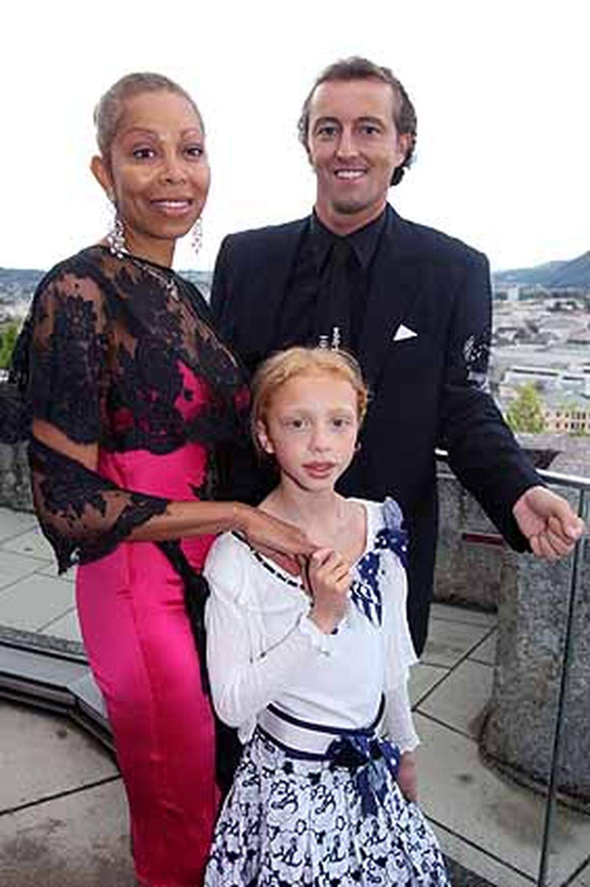 Mario-Max Schaumburg-Lippe posiert mit Anna Ermakova, der unehelichen Tochter des ehemaligen Tennis-Stars Boris Becker, und ihrer Mutter Angela.