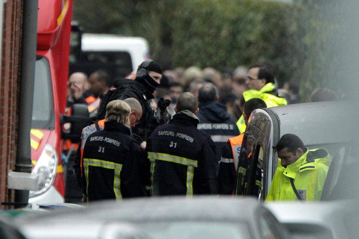 Der französische Inlandsgeheimdienst DCRI hat den mutmaßlichen Serienattentäter von Toulouse jahrelang beobachtet. Dabei sei aber nie ein Anzeichen dafür entdeckt worden, dass der Mann ein Verbrechen planen könnte, sagte Innenminister Claude Gueant.