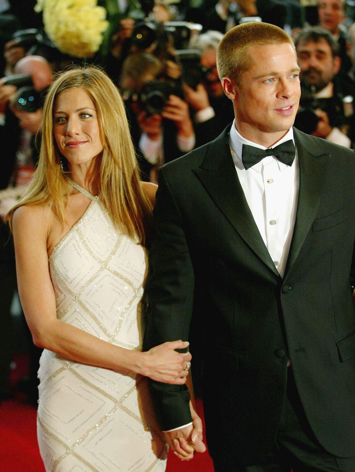 Als "Friends"-Star gab Aniston im Jahr 2000 in Malibu Brad Pitt das Ja-Wort, doch die Ehe von "Hollywoods Traumpaar" ging fünf Jahre später in die Brüche. Zu diesem Zeitpunkt hatte Pitt bereits seine spätere Frau Angelina Jolie bei Dreharbeiten kennengelernt. Die Trennung der Beiden im Jahr 2016 schlug ebenfalls hohe Wellen.