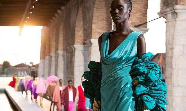 Farbkräftig zeigten sich die Couture-Looks von Valentino. 