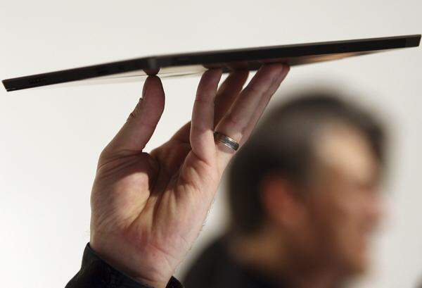 Das dickere Pro-Tablet wiegt 903 Gramm und ist etwa 13 Millimeter dick.
