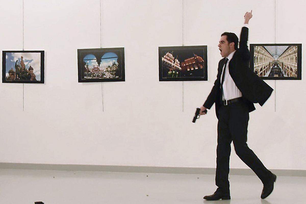 20. Dezember. Eine Schreckenstat vor Weihnachten: Der junge türkische Polizist, Mevlüt Mert Atlintas, ermordete den russischen Botschafter in Ankara, Andrej Karlov aus Rache an der russischen Intervention in Syrien.
