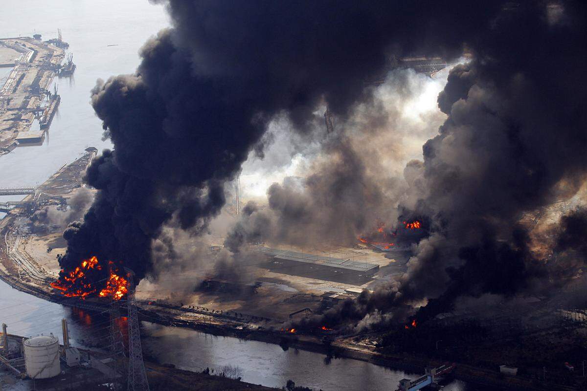 Raffinerien brannten, noch immer stiegen dicke Rauchsäulen in den Himmel.