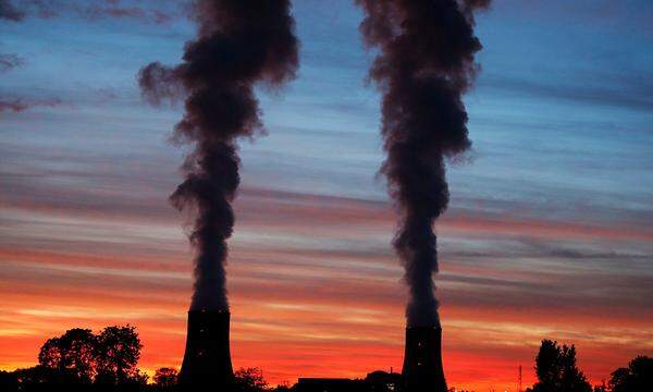 Doch in anderen Bereichen kann Trump auch Erfolge verbuchen: Ein Blick auf die Felder Umwelt, Energie oder Justiz zeigt, wie konsequent und womöglich langfristig seine Regierung Amerika umbaut. Mit dem Ausstieg aus dem Pariser Klimaabkommen hat Trump ein wichtiges Wahlversprechen umgesetzt. Zugleich baut der US-Präsident das Justizsystem um, er dereguliert, was immer möglich ist, leitet gewaltige Bauprojekte in die Wege und befreit Wirtschaft und Unternehmen von dem, was er "Fesseln" nennt. Seine Anhänger sind begeistert. 