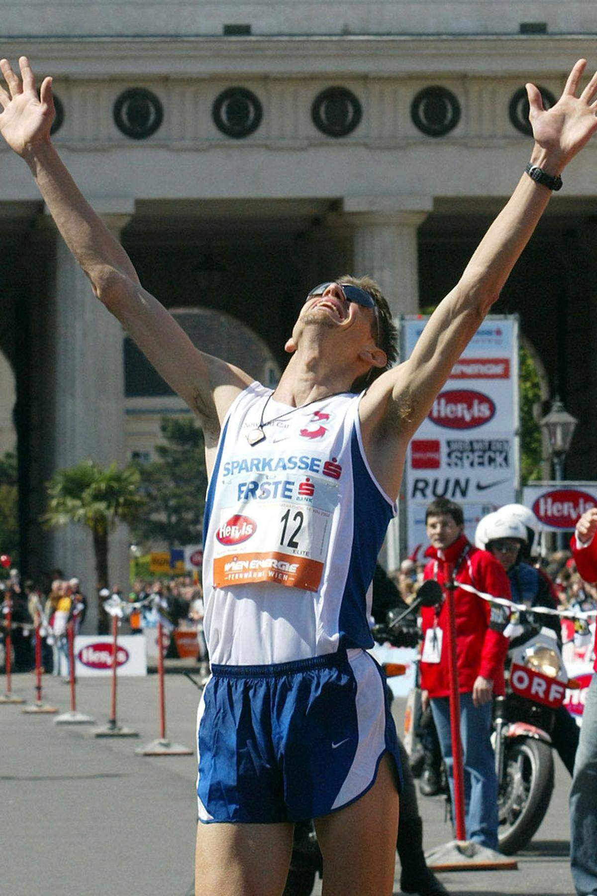 Michael Buchleitner unterbietet als bester Österreicher mit einer Zeit von 2:12:58 Stunden in einem unglaublich spannenden Rennen das Olympialimit für Athen um zwei Sekunden. Am Hartmann-Rekord beißt er sich erneut die Zähne aus.