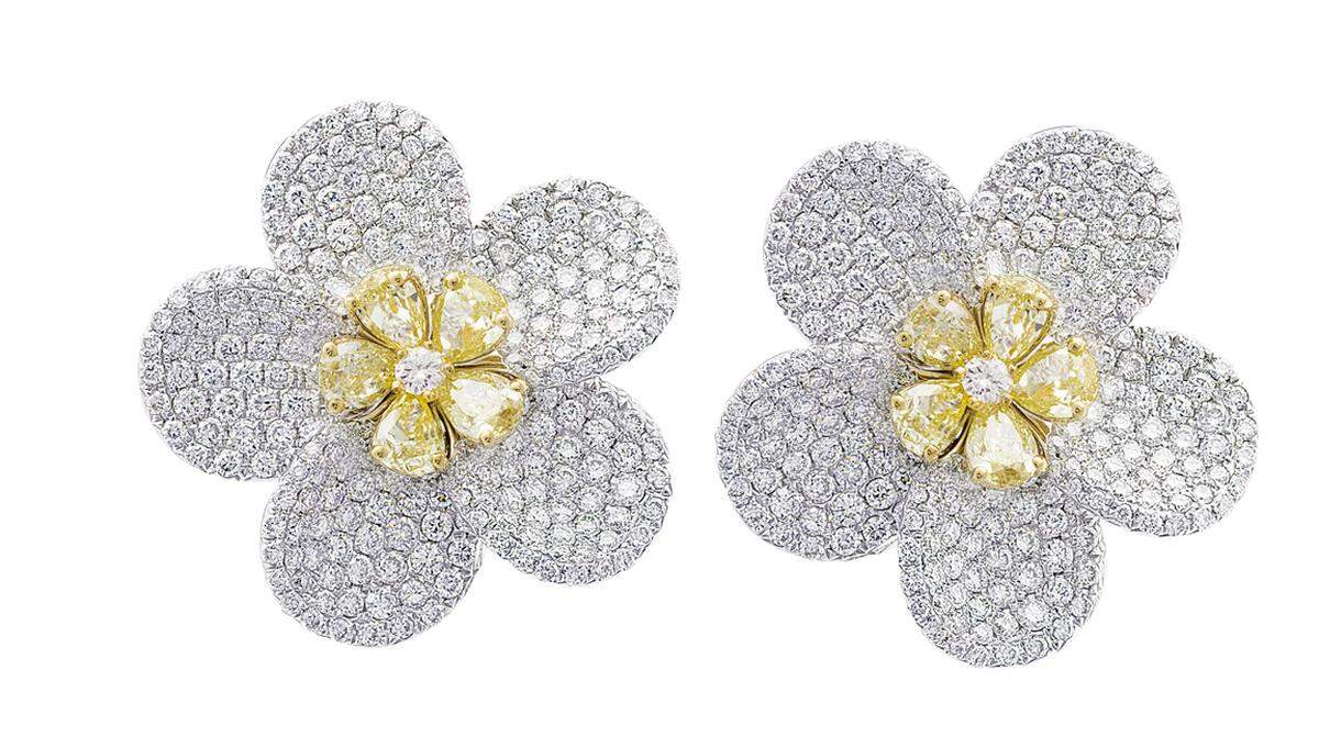 Durch die Blume: "Flora"-Ohrringe aus Weißgold und Diamant-Pavé Blütenblätter mit jeweils fünf naturfarbenen, gelben Diamant-Tropfen im Zentrum aus Juwelier Wagner Design Collection.