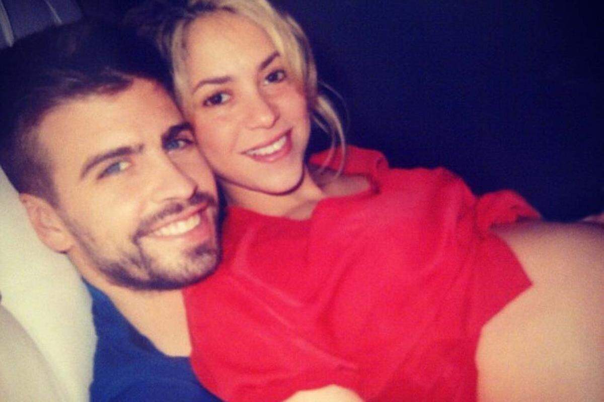 "So könnte ich es die nächsten neun Monate aushalten", kuschelte Latina-Sirene Shakira vor der Geburt ihres ersten Kindes auf Instagram. Das Foto zeigt sie zusammen mit dem Vater des Kindes, dem spanischen FC Barcelona-Star Gerard Pique. Am 22. Januar 2013 kam in Barcelona ihr gemeinsamer Sohn Milan per Kaiserschnitt zur Welt.