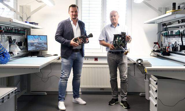 Michael Steiner (links) und Wolfgang Pferscher mit ihren Lichtmaschinen, die die neue Generation von 3D-Druckern antreiben.