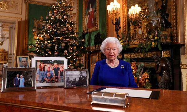 November 2019: Das Paar gibt bekannt, Weihnachten nicht mit der königlichen Familie verbringen zu wollen. Stattdessen begeben sich die Sussexes auf einen sechswöchigen Urlaub in Kanada. Ein Bild von ihnen suchte man dann bei der Weihnachtsansprache der Queen vergeblich. 