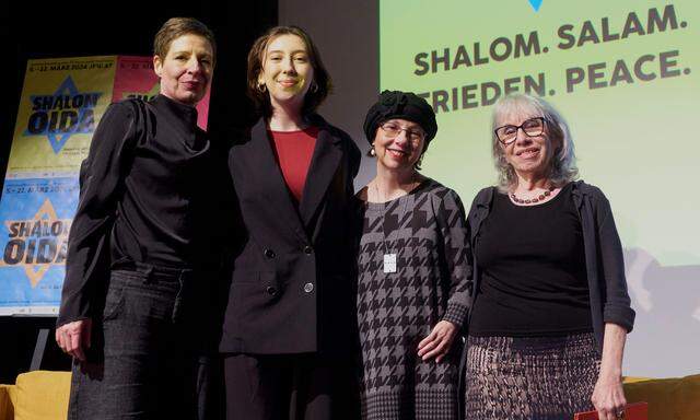 Bei der Eröffnung im Studio Molière: Barbara Staudinger, Victoria Borochov, Shoshana Duizend-Jensen, Lena Rothstein.