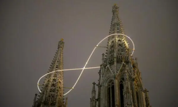Die „Unendlichkeit des Lichts“ zwischen den Türmen der Votivkirche in Wien. 