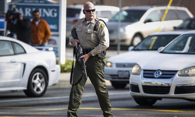 Die Polizei von Los Angeles warnt vor dem Mann: Er sei bewaffnet und extrem gefährlich.