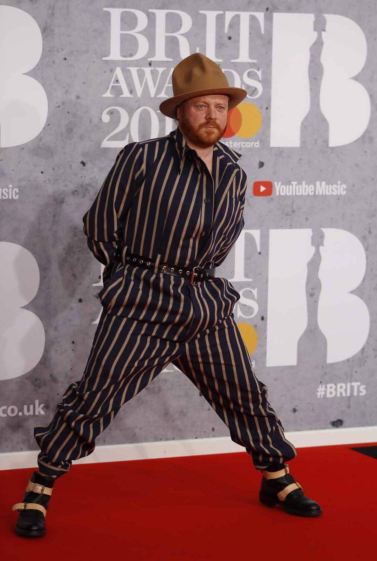 Der Stand-up-Comedian Leigh Francis setzt auch in der Mode auf sein größtes Talent.