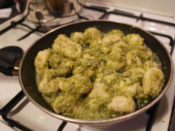 In eine Pfanne mit Sauce nach Wahl (im Bild: Pesto aus dem Glas) erhitzen.