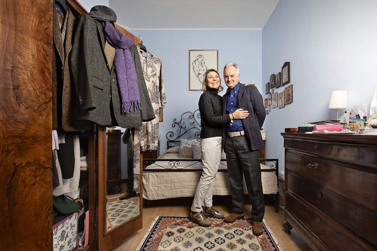Die beiden Ärzte Gabriella und Stefano in ihrem Schlafzimmer.