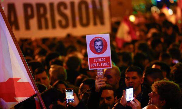 Wut auf Premier Sánchez: Seit Tagen demonstrieren Hunderte Menschen gegen das Amnestiegesetz für Katalanen. 
