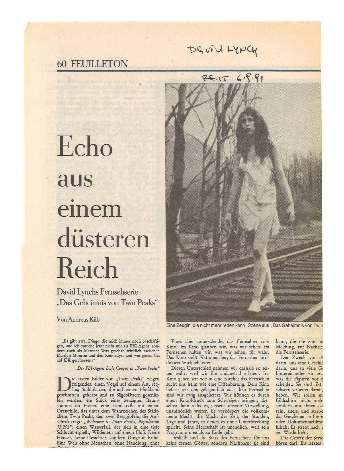 "Die Zeit" widmete der Serie am 6. September 1991 eine ganze Seite im Feuilleton. Autor Andreas Kilb schilderte die schnell zu kult gewordenen Eröffnungseinstellungen, wie das Ortsschild "Welcome to Twin Peaks" mit dem Hinweis: "Population 51.201". Weiter im Text hieß es: "Twin Peaks ist kein Ort, an den man sich gewöhnen kann. Wenn es etwas gibt, das Lynch nicht im geringsten interessiert, dann ist es die Schulbuchpsychologie des Fernsehens, die von 'Daktari' bis 'Dallas' die Menschen menschlich und die Tiere traurig macht."