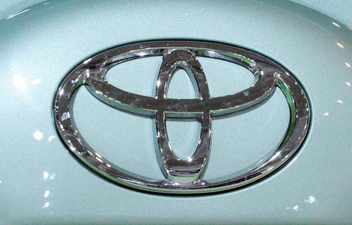 Ebenfalls nach der Gründungsfamilie benannt wurde der weltgrößte Autohersteller Toyota. Allerdings wurde der Name dabei leicht adaptiert, die Familie heißt nämlich Toyoda. Als Grund dafür wird angenommen, dass die Familie einerseits Privat- und Geschäftsleben besser trennen konnte ...