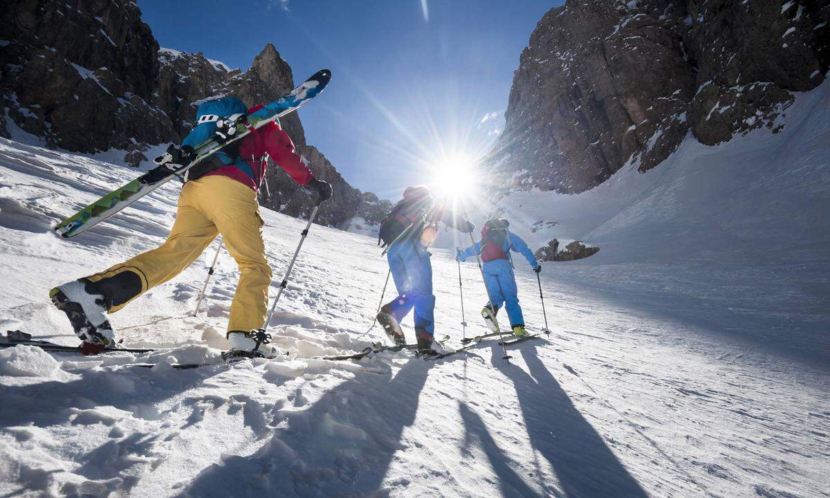 Hier bekommt man gleich fünf Skigebiete mit einem Tagespass von Dolomiti Superski - der Helm in den Sextner Dolomiten, Kronplatz, Alta Badia, Gröden und die Seiser Alm. Die Seiser Alm pflegt ein gemütliches Image. Neben der Piste ziehen Winterwanderer, Langläufer und Pferdeschlitten über den Schnee. 