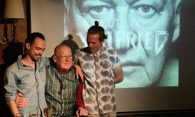 Wilfried (m.) mit seinen Mitstreitern, dem Brasilianer Carlos Barreto-Nespoli (l.) und seinem Sohn Hanibal.