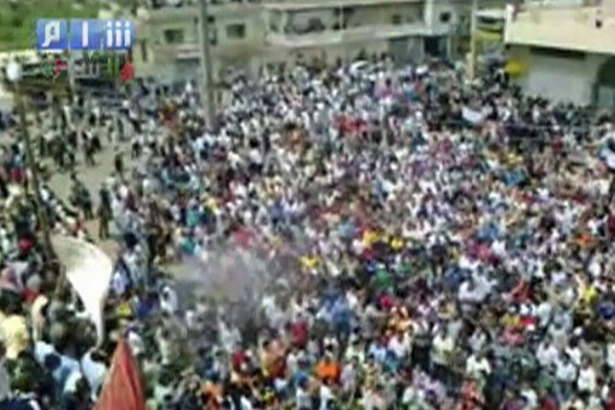 Begonnen haben die Proteste im Frühjahr 2011. Ermutigt von den Aufständen in anderen arabischen Ländern demonstrierten am 18. März in Damaskus und weiteren syrischen Städten tausende Menschen gegen das Regime. Bei Zusammenstößen mit der Polizei kam es zu den ersten Todesfällen.