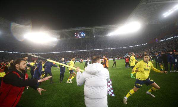 Gewalt gegen die Spieler von Fenerbahce: Der türkische Fußball kommt nicht zur Ruhe.