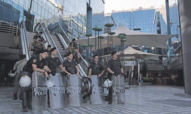 Polizisten sichern den Eingang von Mega TV in Athen.
